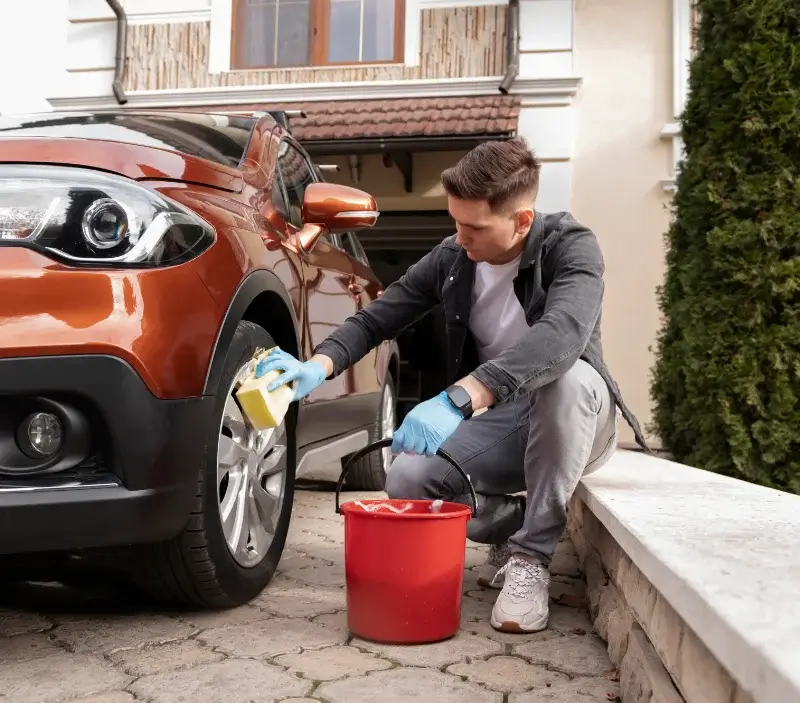Lavage auto à domicile Le Pellerin : professionnel intervenant sur un véhicule